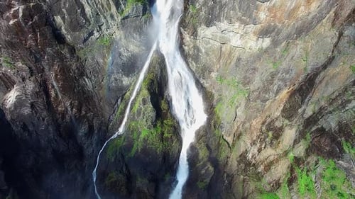 Voringfossen-Wasserfall in Norwegen, berühmte Touristenattraktion.