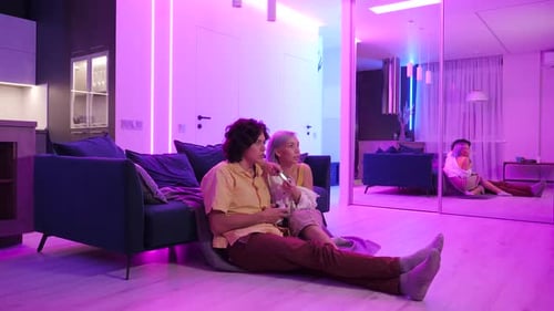 Alegre pareja milenaria jugando videojuegos en interiores