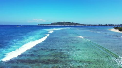 Tagsüber den Tourismus fliegen, Aufnahme eines weißen Sandparadiesstrandes und eines aquablauen Ozeanhintergrunds