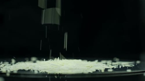 Käsereiben auf dem Tisch