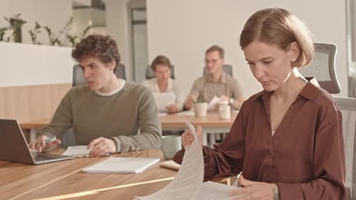 Büroangestellte durchsuchen Geschäftsdokumente