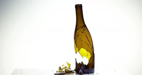 Bouteille de vin blanc se brisant et éclaboussant sur fond blanc, ralenti 4K