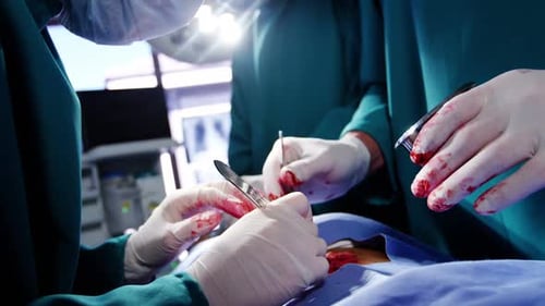 Cirujanos que realizan operaciones en la sala de operaciones