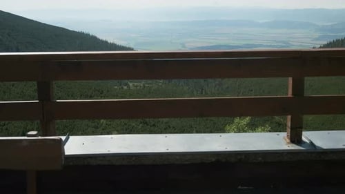 Eröffnung des fantastischen Ausblicks auf das Tal von der Terrasse mit Holzgeländer