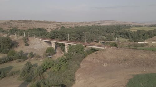 Vista aérea da ponte ferroviária vazia na região de Samtskhe-Javakheti, Geórgia.