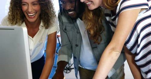 Colegas olhando para o computador e discutindo uns com os outros