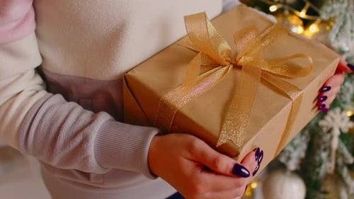 Persona irreconocible que sostiene una caja de regalo