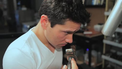 Barista cheirando grãos de café