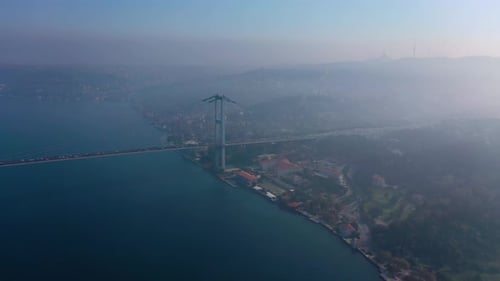 Neblige Brücke