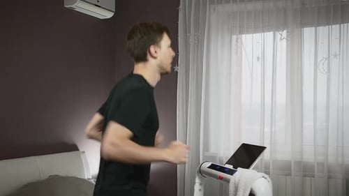 Homem está correndo na esteira