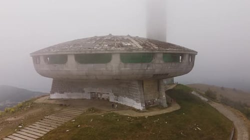 Vista aérea de un monumento soviético abandonado Buzludzha hecho al estilo del brutalismo Bulgaria