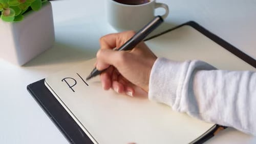 Planificación escrita en un cuaderno.