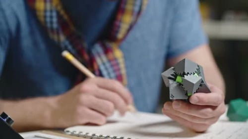 Ingénieur travaillant sur un prototype de jeu de puzzle