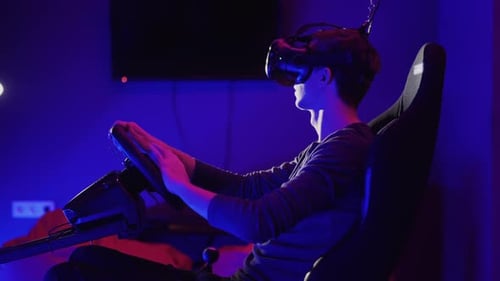 Jeune homme jouant dans Car Drive Simulator. Réalité virtuelle