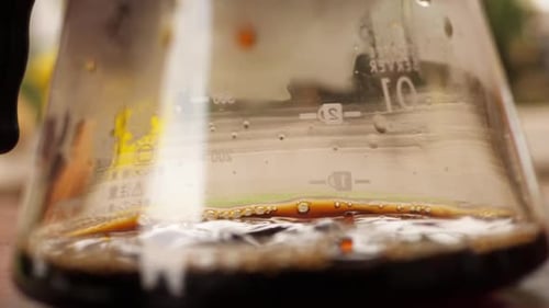 Faire tomber du café