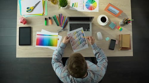 Innenarchitekt wählt Farbe auf Palette und bestellt sie online, Ansicht von oben