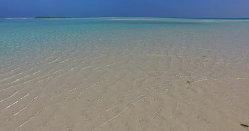 Tropische Vogelaugenkopie Weltraumaufnahme eines paradiesischen sonnigen weißen Sandstrandes und blauen Ozeanhintergrunds in