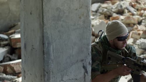 Soldat versteckt sich mit Schrotflinte im zerstörten Gebäude