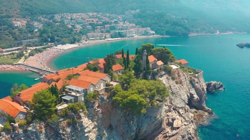 Über Sveti Stefan Kleine Insel und Resort in Montenegro mit Architekturen und Bäumen