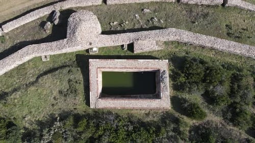 Citerne d'eau médiévale historique