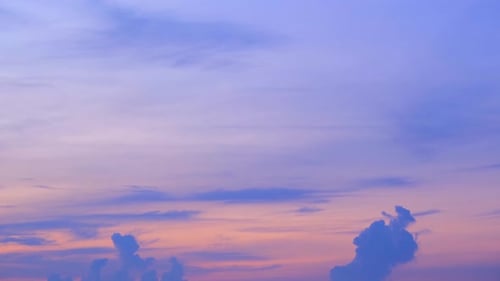 4K UHD: Zeitraffer des schönen Himmels mit Wolken-Hintergrund