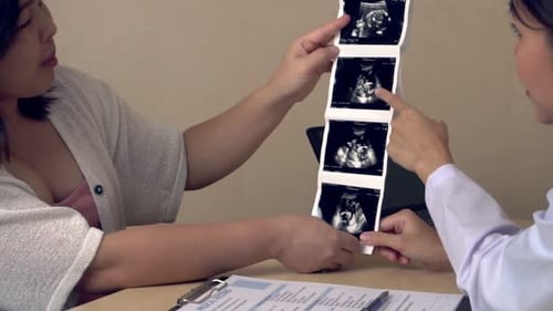 Femme enceinte et médecin gynécologue à l'hôpital