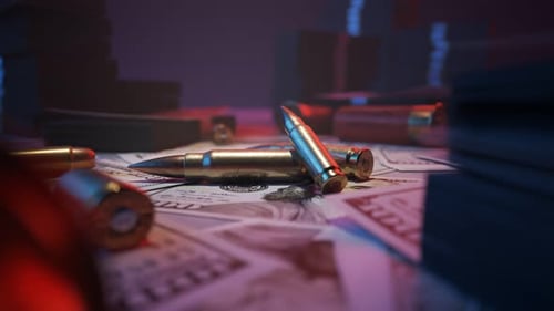 Munitionskugeln in der Mitte des Mafia-Tisches gestapelt mit Bargeld. Neonlichter. 4KHD