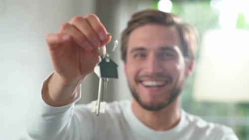 счастливый мужчина покупает ключи от квартиры