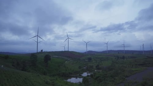 Luftaufnahme von Windturbinen oder Windmühlen, Farmfeld und Berghügel in Phetchabun