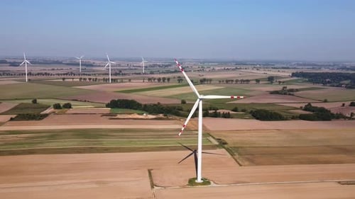 Windmühlenturbine für erneuerbare Energien im Feld