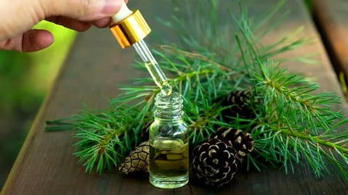 Óleo essencial de abeto em uma pequena garrafa