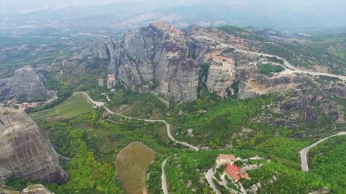 Vista aérea de la naturaleza y el paisaje alrededor del complejo rocoso del monasterio de meteora