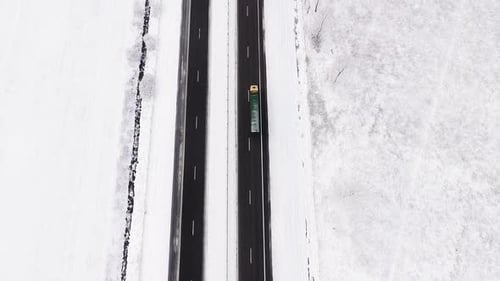 Oberhalb der Winterstraße mit vorbeifahrendem LKW