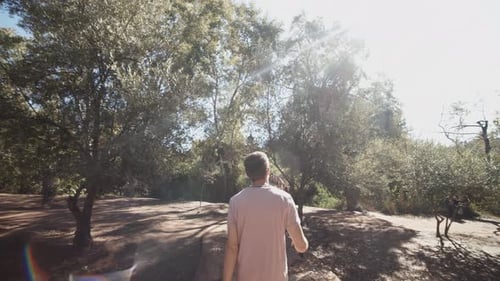 ZEITLUPE: JUNGE SELBSTBEWUSSTE MÄNNER GEHEN AN SONNIGEM TAG DURCH DSCHUNGELWALD
