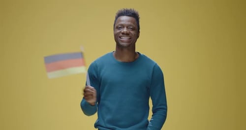 Junger Mann schwenkt deutsche Flagge