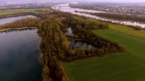 Blick auf einen großen See, einige kleine und Fluss von oben.