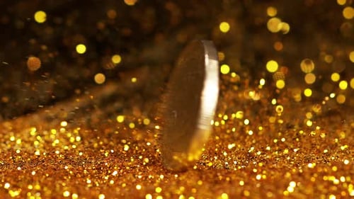 Münze von 1 Euro rollt auf Goldpulver vor schwarzem Hintergrund, Zeitlupe