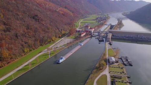 Empujador de carga: Barco de transporte que atraviesa una esclusa y mueve carga y mercancías