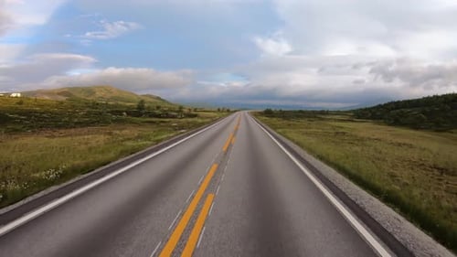 Autofahren auf einer Straße in Norwegen im Morgengrauen