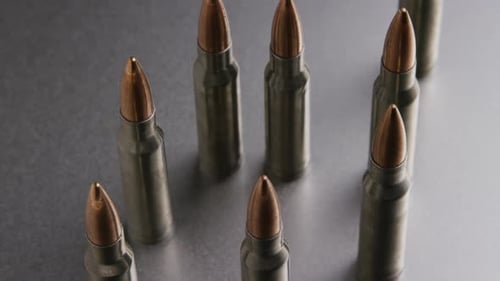 Filmmusik rotierende Aufnahme von Kugeln auf einer metallischen Oberfläche - BULLETS 004