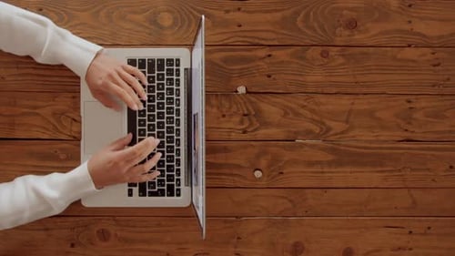 Clavier à main féminine sur le clavier d'un ordinateur