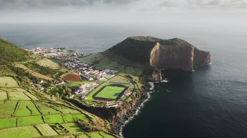 Grüne Insel Sao Jorge mit felsiger Küste Azoren Portugal Europa