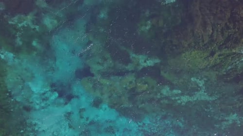 Klare Luftaufnahmen der Wasserquelle