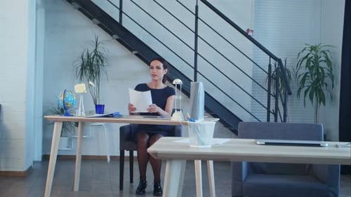 Gruppe von Geschäftsleuten in intelligenter Freizeitkleidung beginnt im Creative Office zu arbeiten