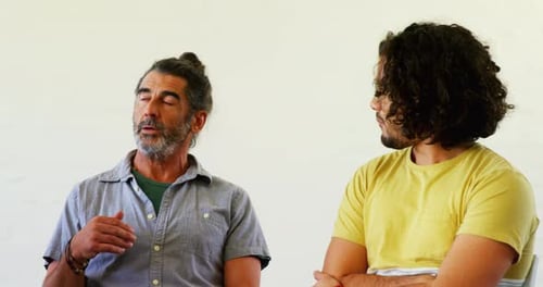 Artistes interagissant les uns avec les autres 4k