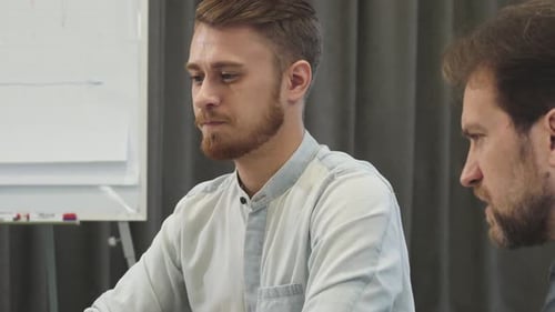 Gros plan de deux collègues masculins travaillant ensemble au bureau