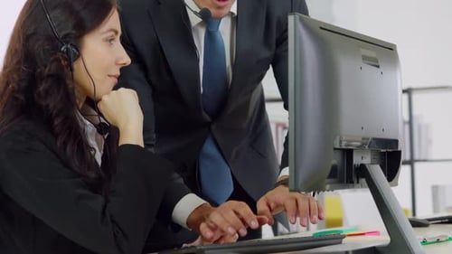 Geschäftsleute mit Headset, die im Büro arbeiten