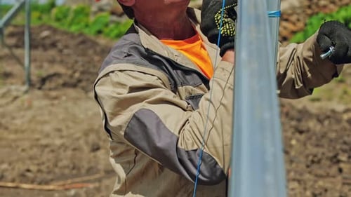 Ingenieure arbeiten an der Installation von Sonnenkollektoren. Prozess der Installation des Rahmens für Sonnenkollektoren