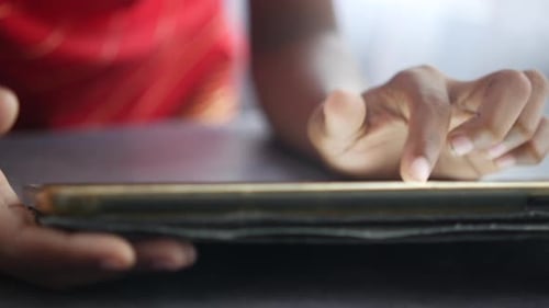 Zeigefinger für Kinder auf digitalem Tablet