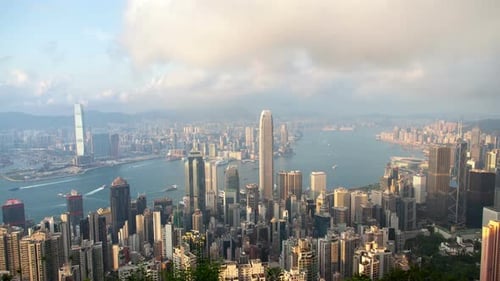 Stadtbild Moderne Gebäude in Hongkong umgeben die ruhige Meeresbucht